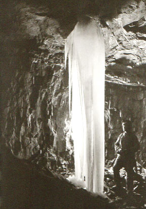 Une colonne de glace dans la grotte Chevalier (dent de Crolles)